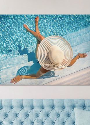 Glasbild 120x80cm Frau mit Hut im Schwimmbad
